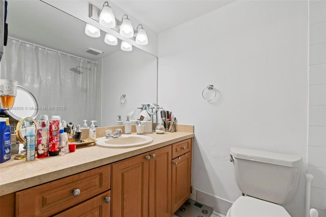 Real estate property located at 2735 61ST PL #204, Miami-dade, Lago Grande, Hialeah, FL