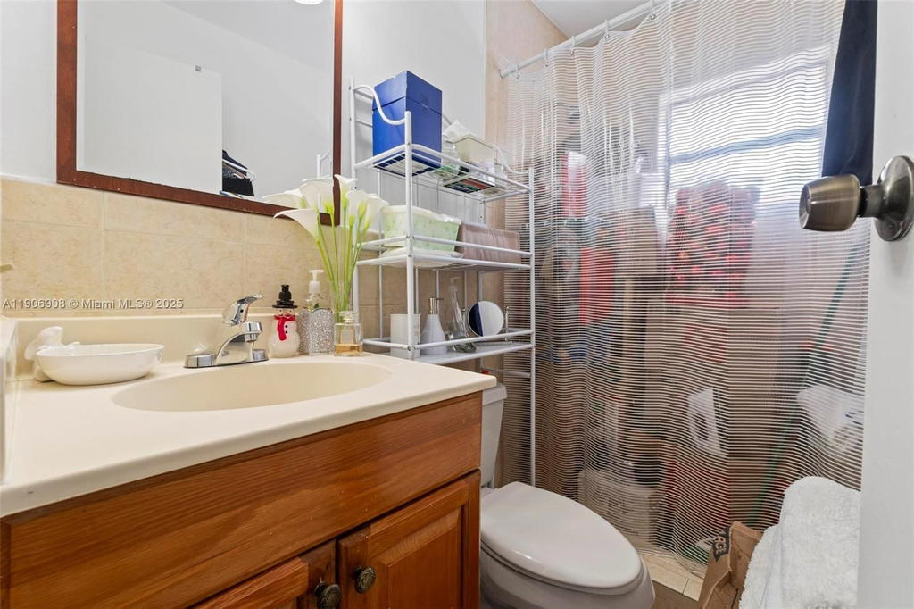 Real estate property located at 2735 61ST PL #204, Miami-dade, Lago Grande, Hialeah, FL