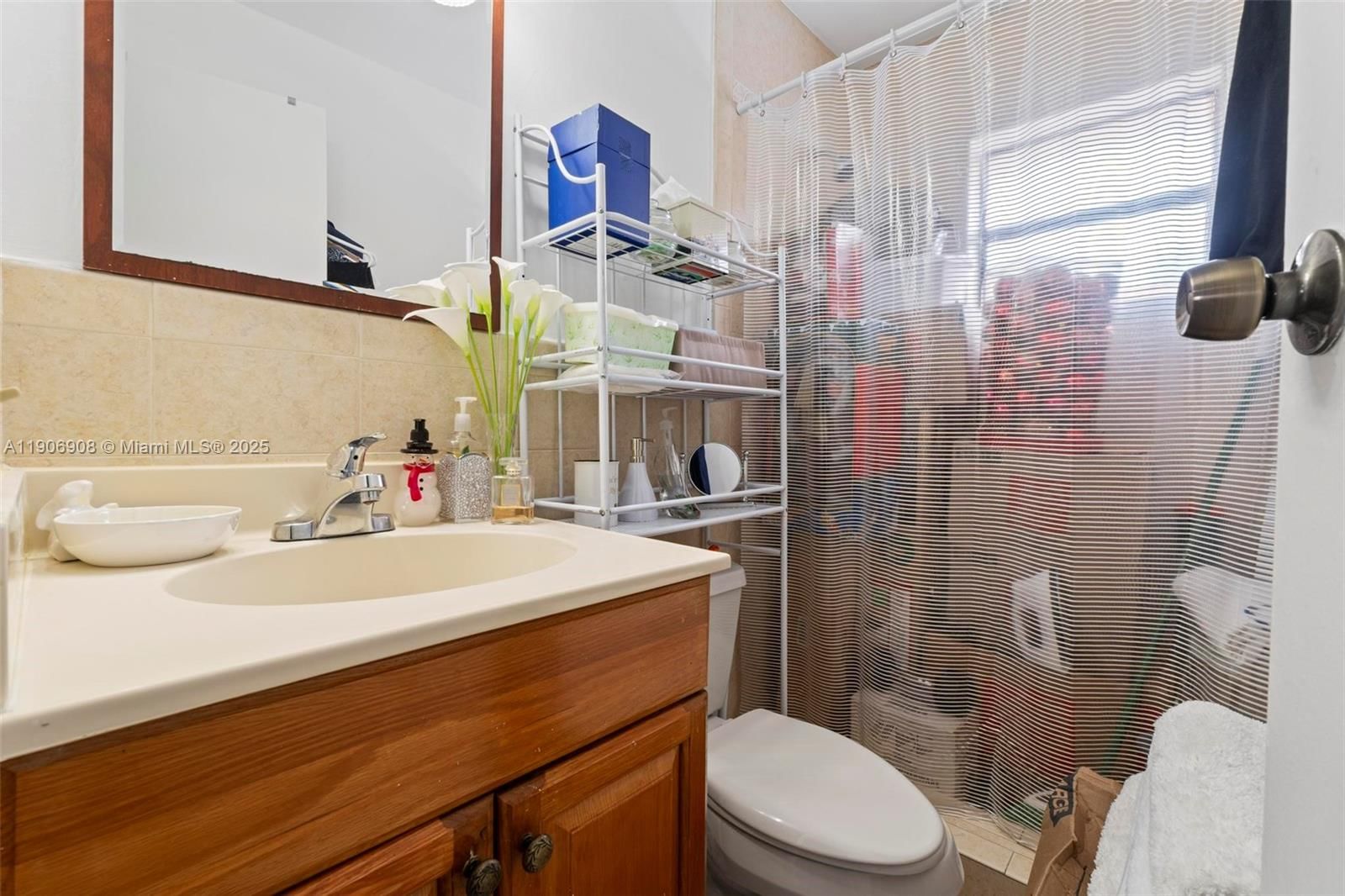 Real estate property located at 2735 61ST PL #204, Miami-dade, Lago Grande, Hialeah, FL