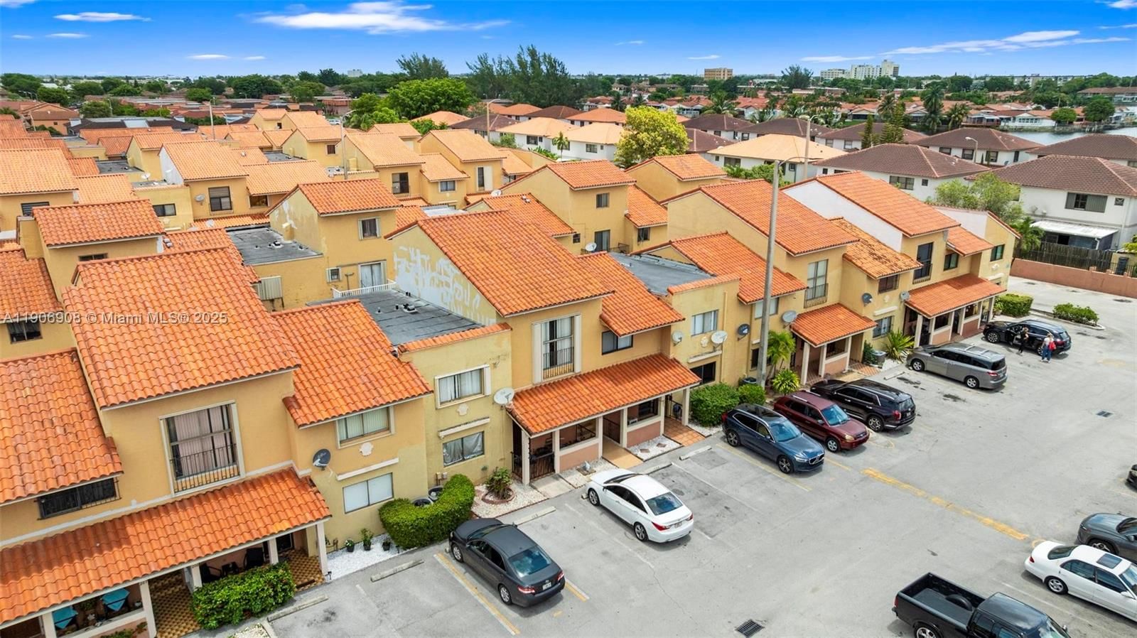 Real estate property located at 2735 61ST PL #204, Miami-dade, Lago Grande, Hialeah, FL