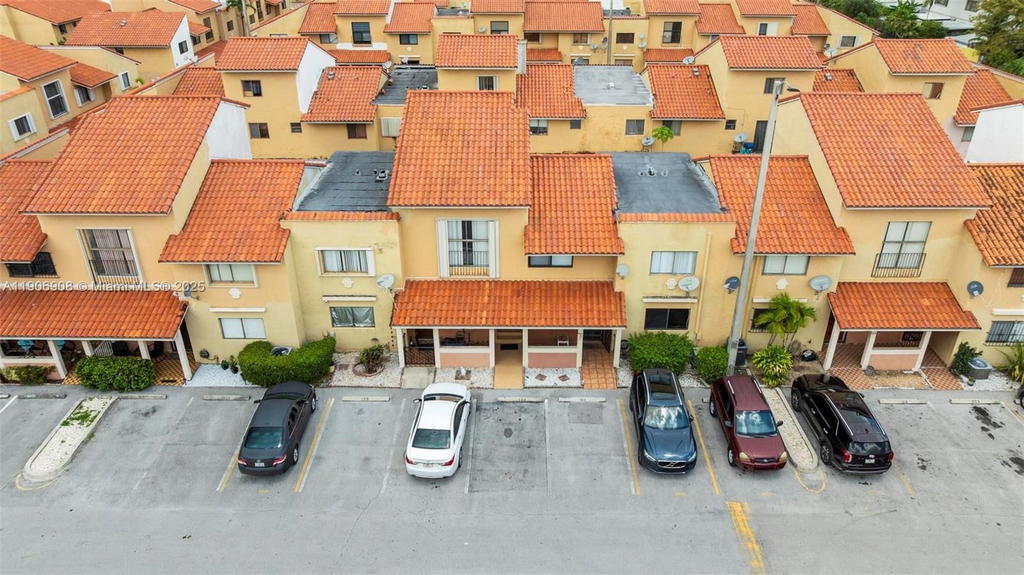 Real estate property located at 2735 61ST PL #204, Miami-dade, Lago Grande, Hialeah, FL