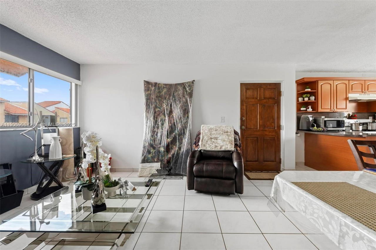 Real estate property located at 2735 61ST PL #204, Miami-dade, Lago Grande, Hialeah, FL