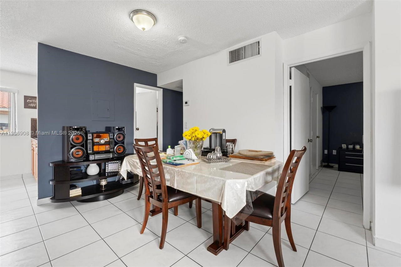 Real estate property located at 2735 61ST PL #204, Miami-dade, Lago Grande, Hialeah, FL
