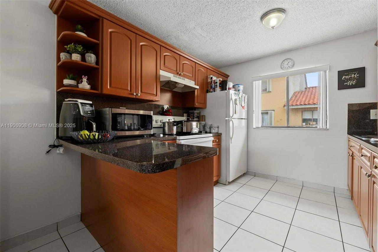 Real estate property located at 2735 61ST PL #204, Miami-dade, Lago Grande, Hialeah, FL