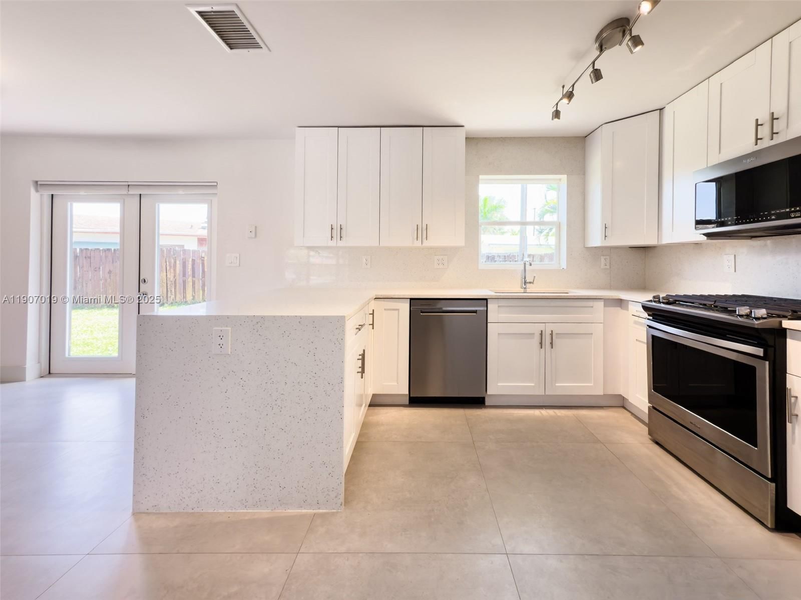 Real estate property located at 1630 34th Ct, Broward, Cresthaven No 9 Replat, Pompano Beach, FL