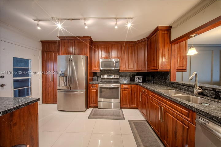 Real estate property located at 1660 191st St #410-1, Miami-dade, Jade Winds Group Allamand, Miami, FL
