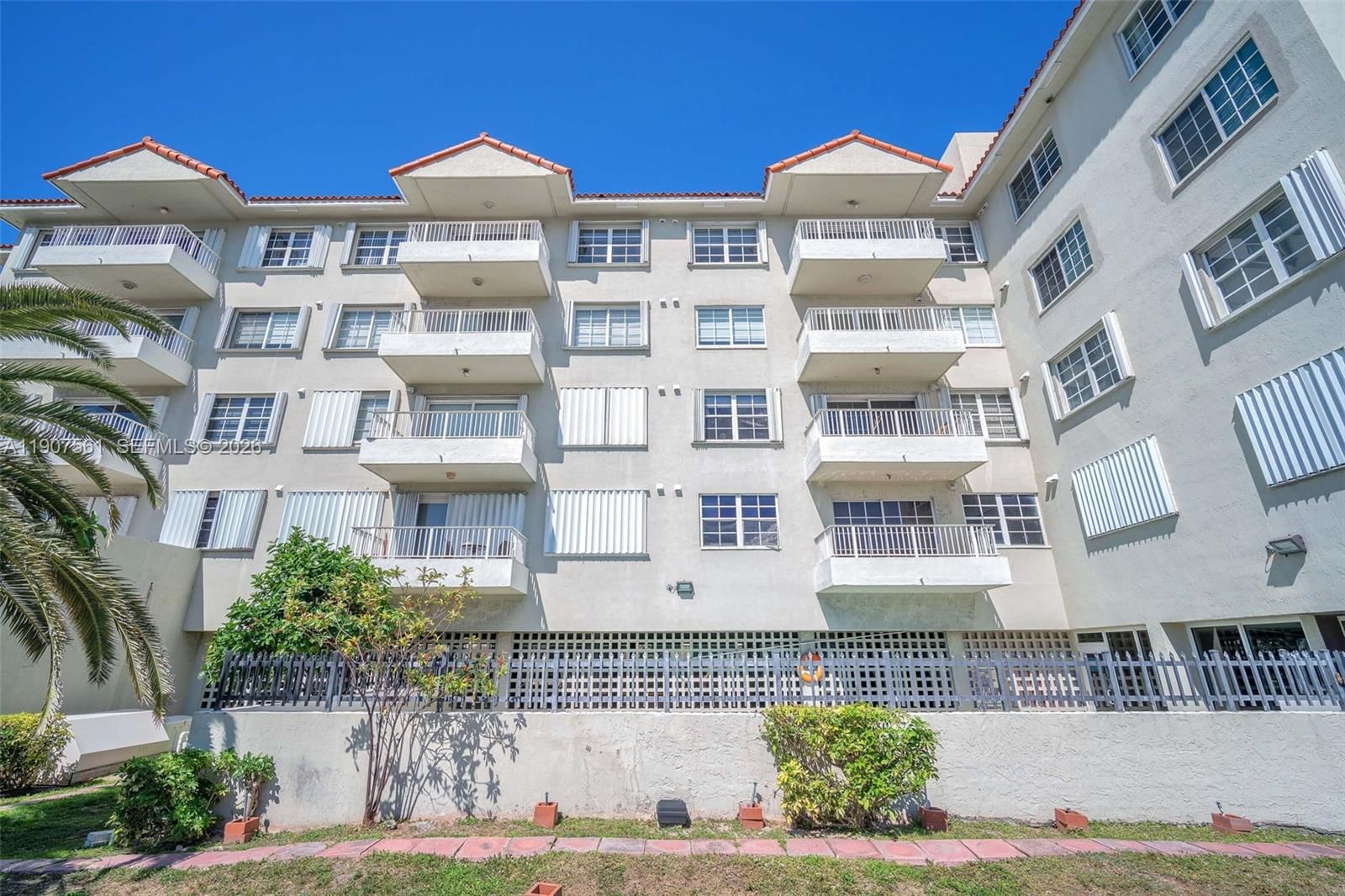 Real estate property located at 2600 Collins Ave #206, Miami-dade, Lake Beach Club Condo, Miami Beach, FL