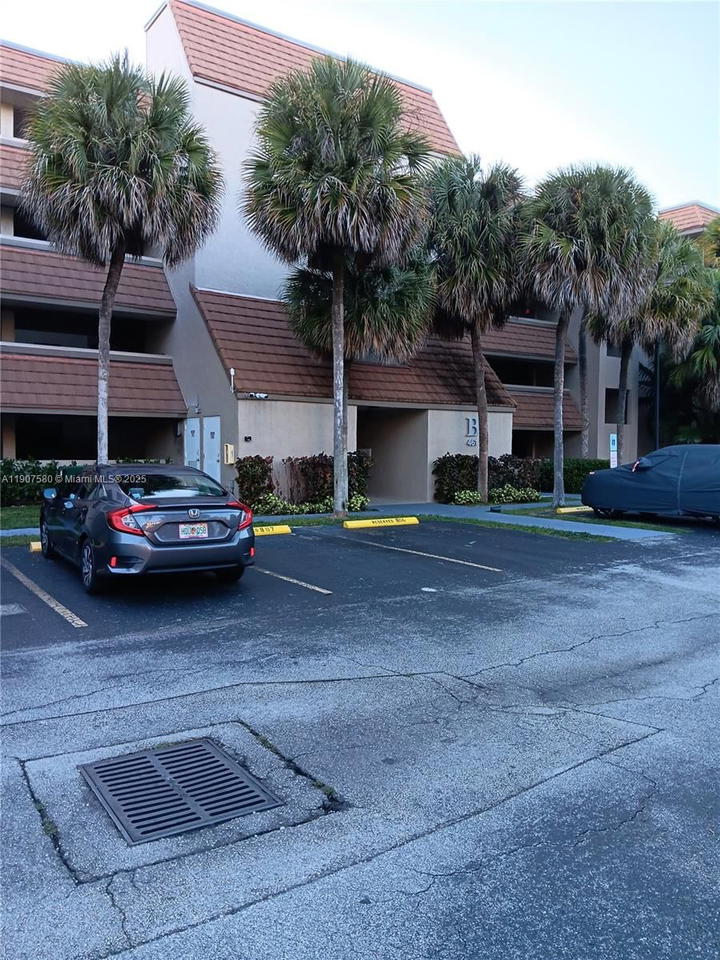 Real estate property located at 461 Ives Dairy Rd #304-2, Miami-dade, Summertree Vilg Calif Cl, Miami, FL