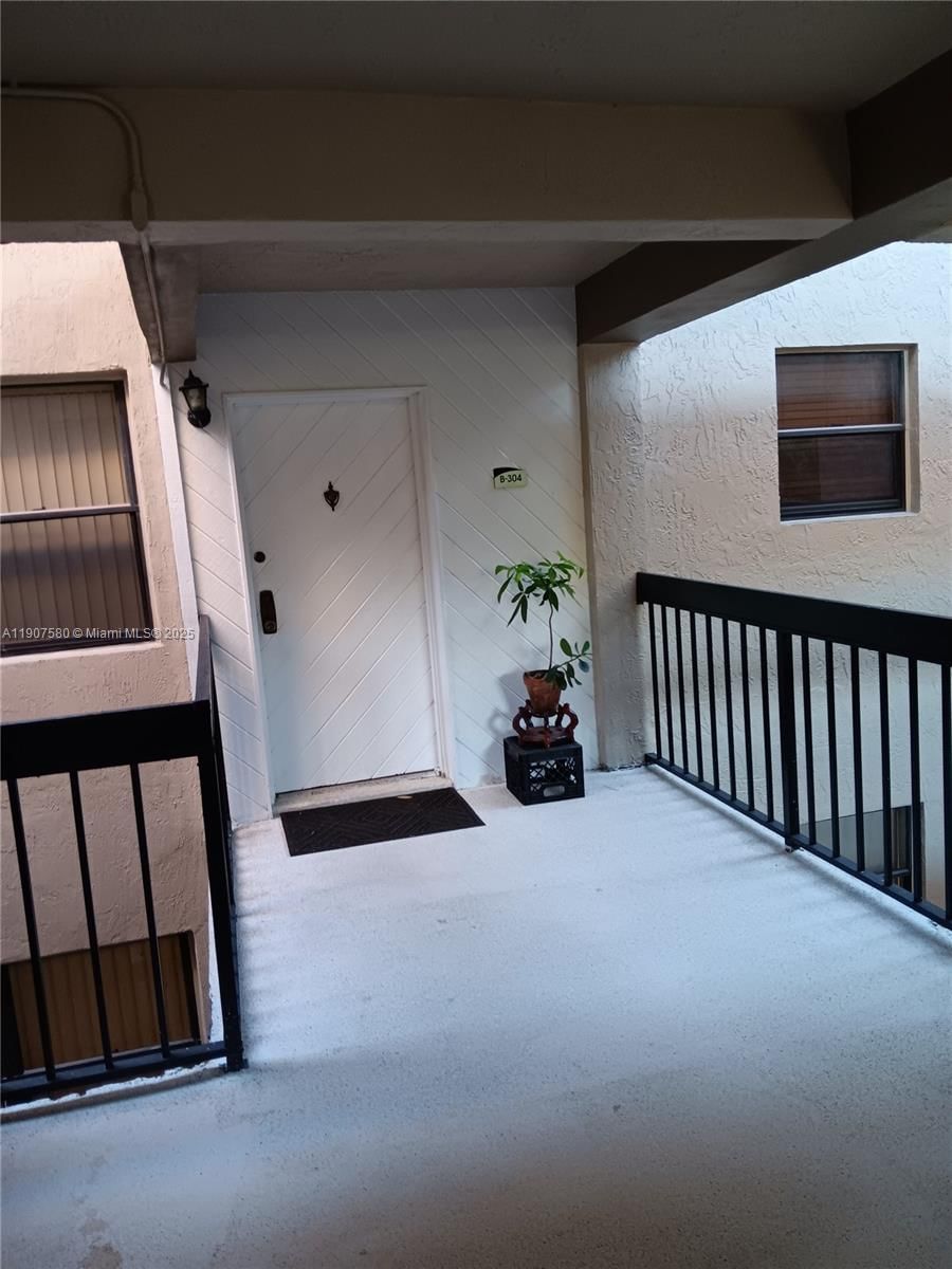 Real estate property located at 461 Ives Dairy Rd #304-2, Miami-dade, Summertree Vilg Calif Cl, Miami, FL