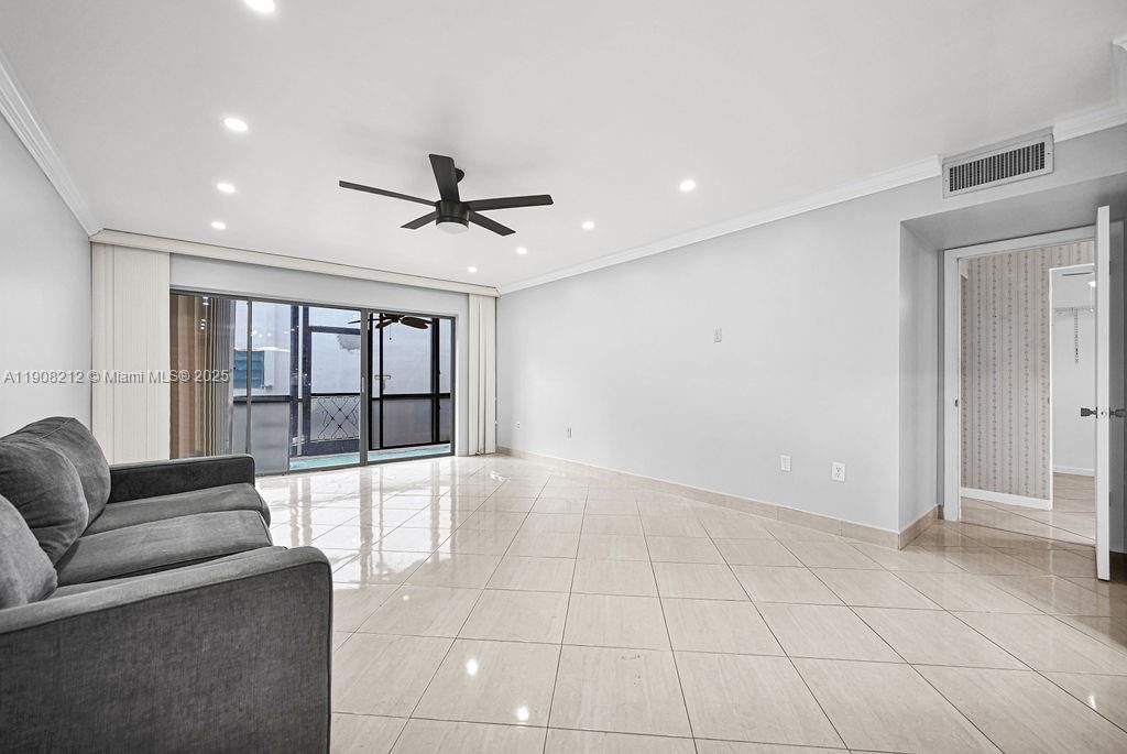 Real estate property located at 4020 Hills Dr #2, Broward, Emerald Hills C C Apts Co, Hollywood, FL
