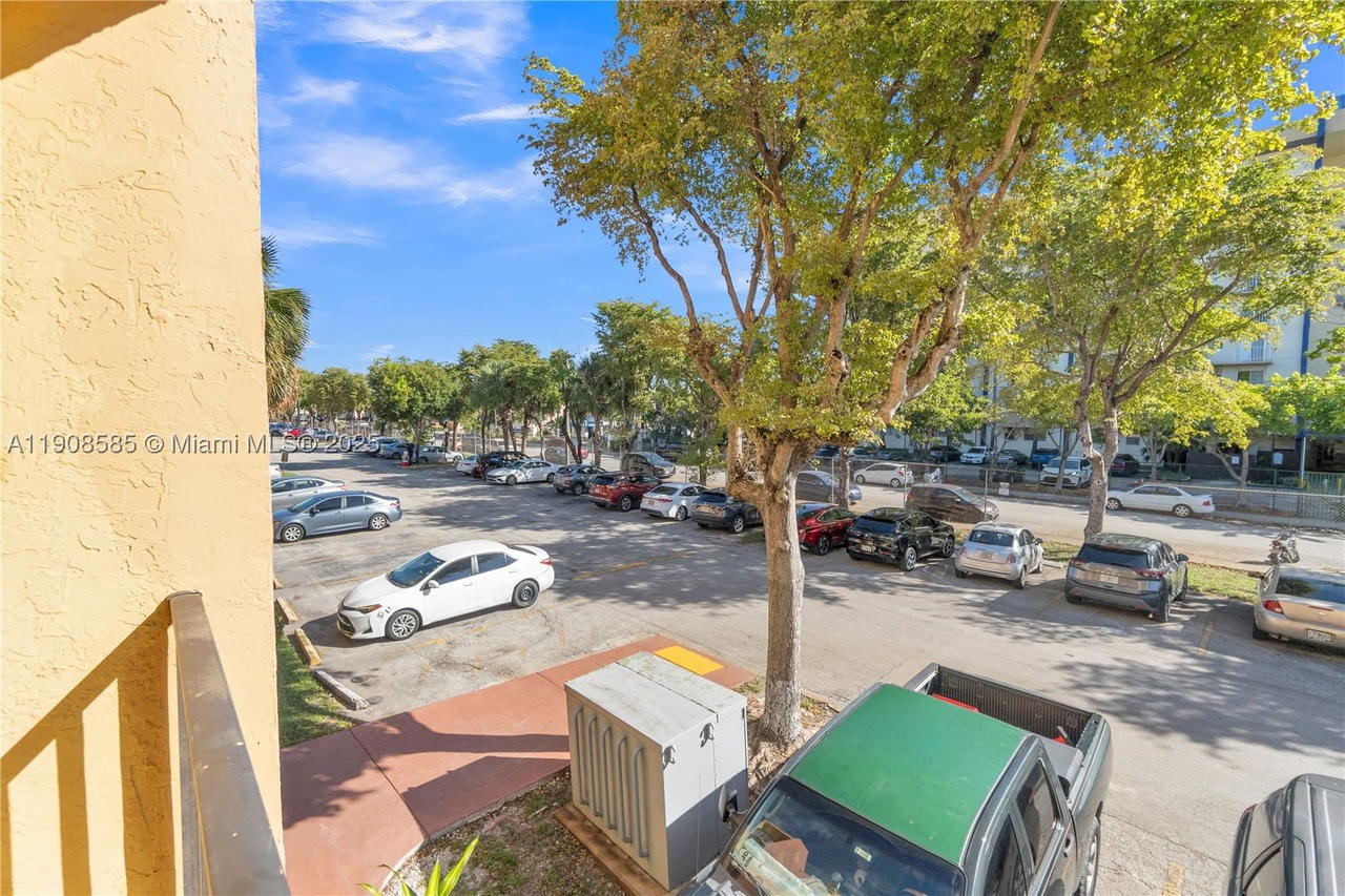 Real estate property located at 4709 7th St #204-9, Miami-dade, Sunset Villas No 3 Condo, Miami, FL