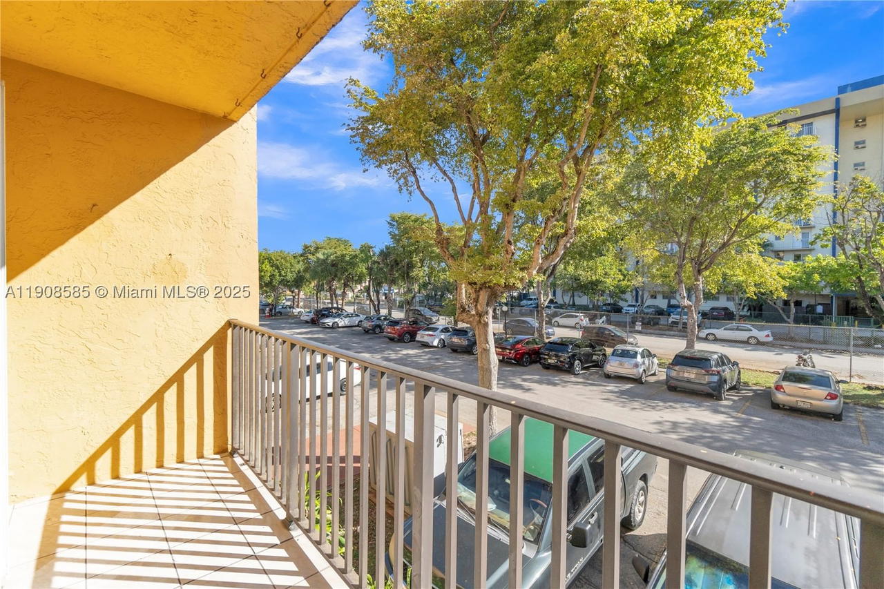 Real estate property located at 4709 7th St #204-9, Miami-dade, Sunset Villas No 3 Condo, Miami, FL