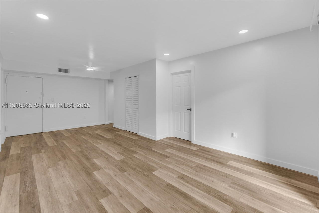 Real estate property located at 4709 7th St #204-9, Miami-dade, Sunset Villas No 3 Condo, Miami, FL