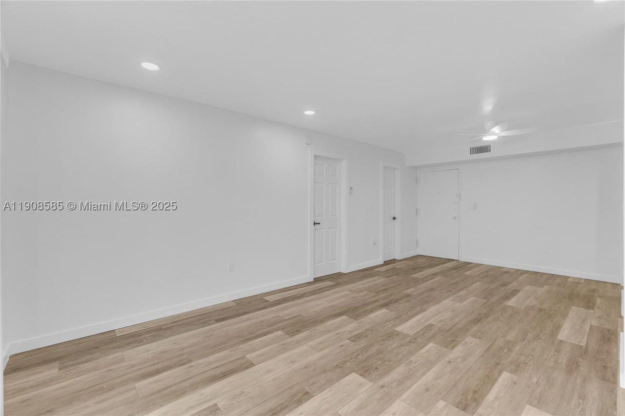 Real estate property located at 4709 7th St #204-9, Miami-dade, Sunset Villas No 3 Condo, Miami, FL