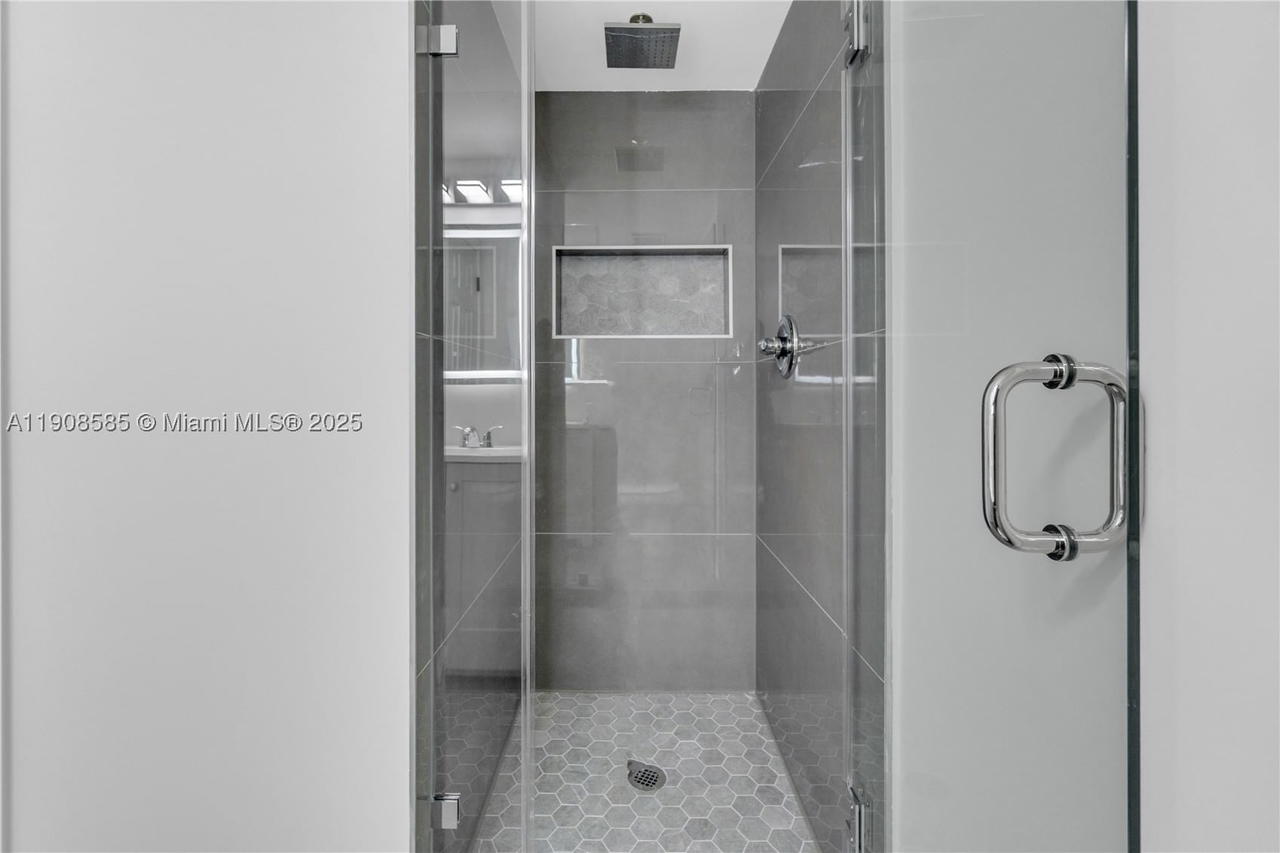 Real estate property located at 4709 7th St #204-9, Miami-dade, Sunset Villas No 3 Condo, Miami, FL