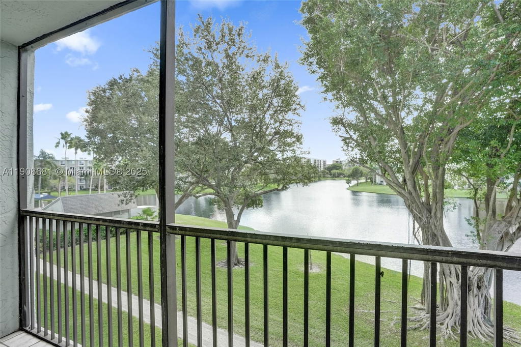 Real estate property located at 2220 Cypress Bend Dr #310, Broward, Cypress Bend Condominium, Pompano Beach, FL