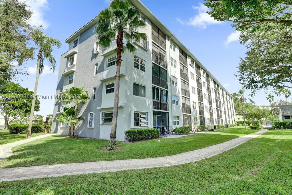 Real estate property located at 2220 Cypress Bend Dr #310, Broward, Cypress Bend Condominium, Pompano Beach, FL