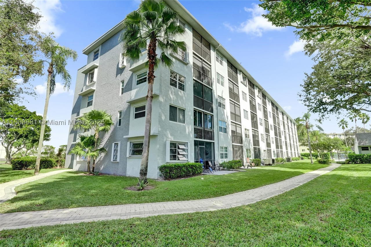 Real estate property located at 2220 Cypress Bend Dr #310, Broward, Cypress Bend Condominium, Pompano Beach, FL