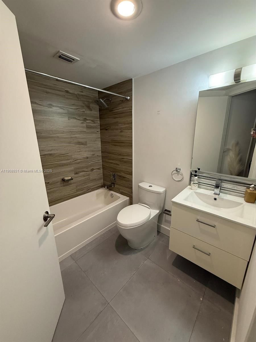 Real estate property located at 8290 Lake Dr #514, Miami-dade, Las Vistas At Doral Condo, Doral, FL