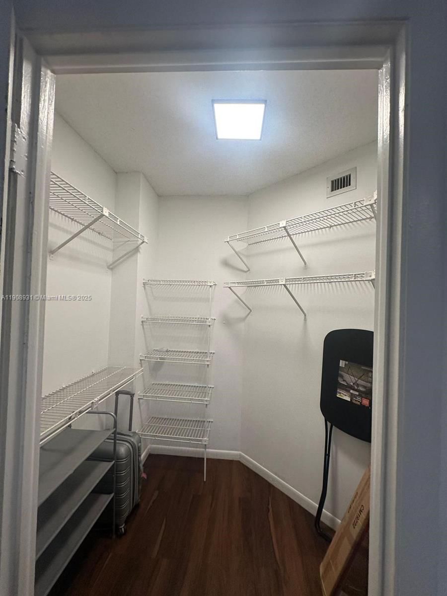 Real estate property located at 8290 Lake Dr #514, Miami-dade, Las Vistas At Doral Condo, Doral, FL
