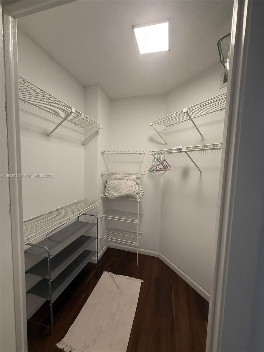 Real estate property located at 8290 Lake Dr #514, Miami-dade, Las Vistas At Doral Condo, Doral, FL