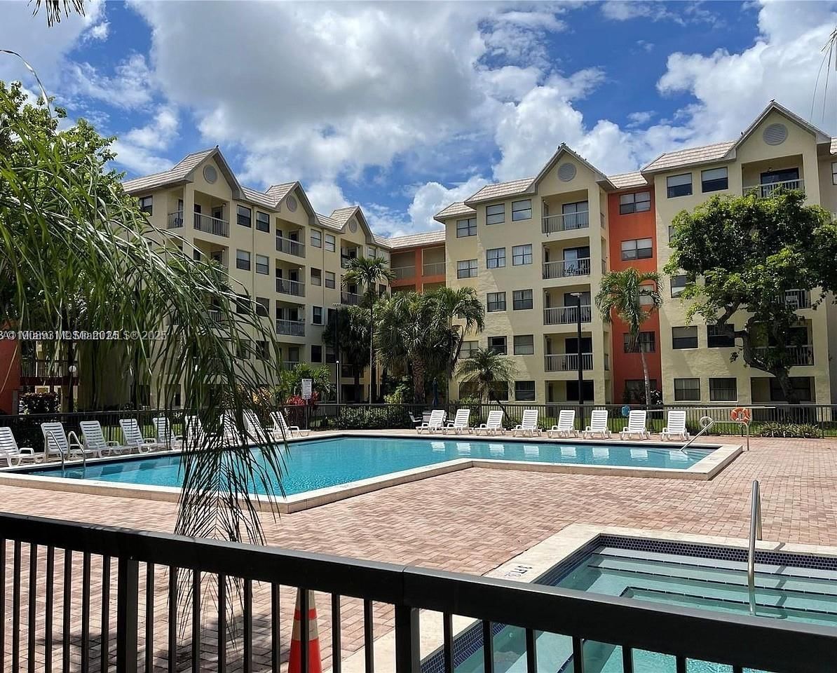 Real estate property located at 8290 Lake Dr #514, Miami-dade, Las Vistas At Doral Condo, Doral, FL