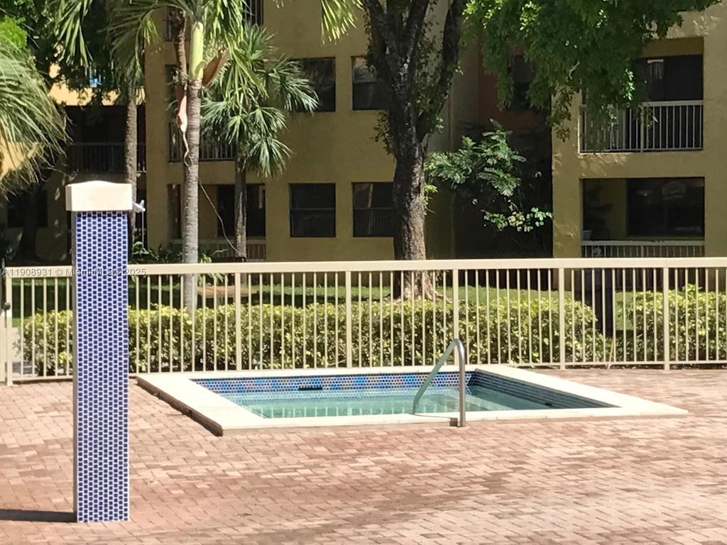 Real estate property located at 8290 Lake Dr #514, Miami-dade, Las Vistas At Doral Condo, Doral, FL