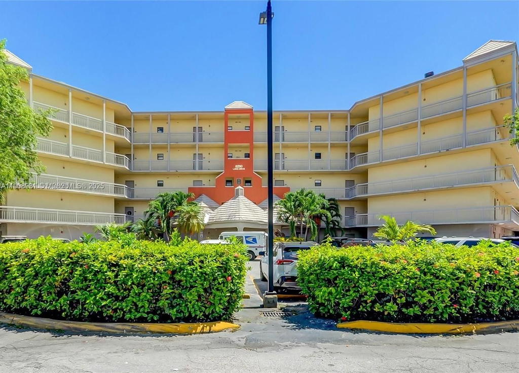 Real estate property located at 8290 Lake Dr #514, Miami-dade, Las Vistas At Doral Condo, Doral, FL