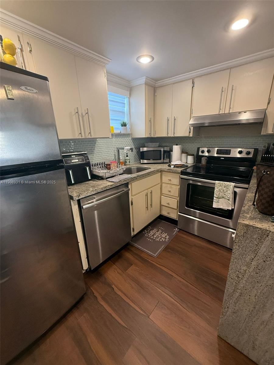 Real estate property located at 8290 Lake Dr #514, Miami-dade, Las Vistas At Doral Condo, Doral, FL