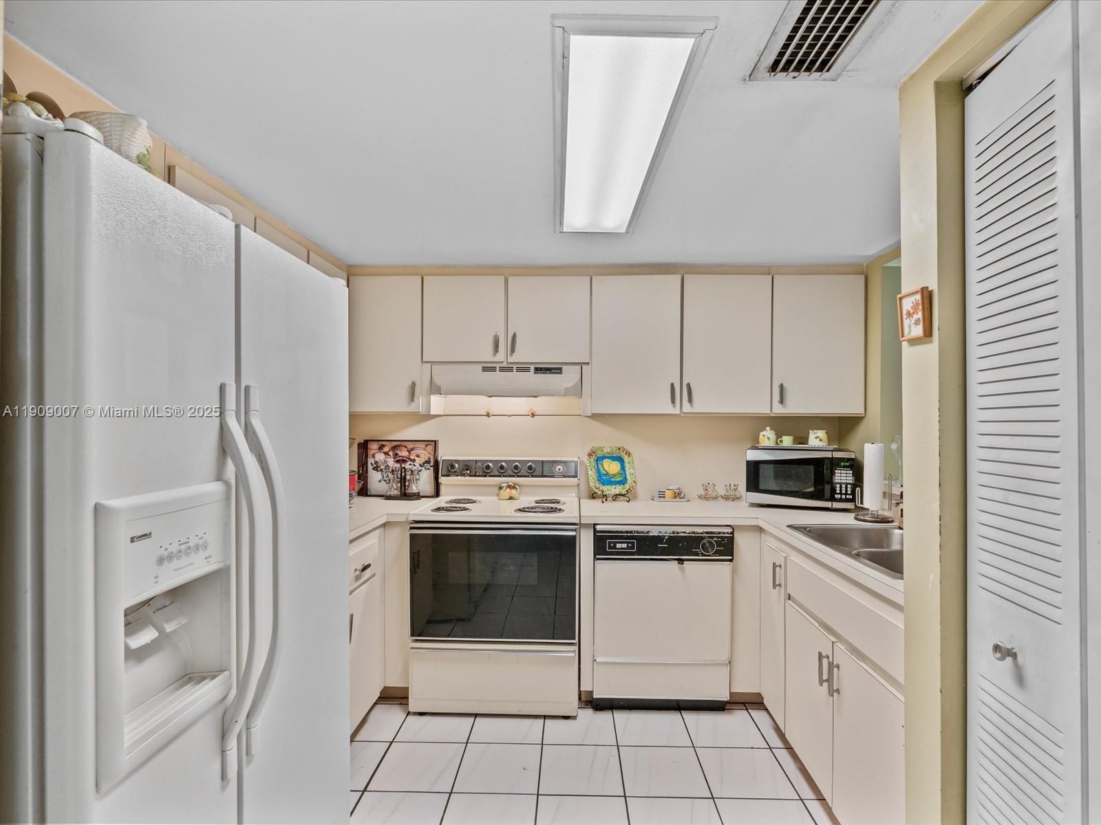 Real estate property located at 11840 18th Ter #94, Miami-dade, Les Chateaux At Int Garde, Miami, FL