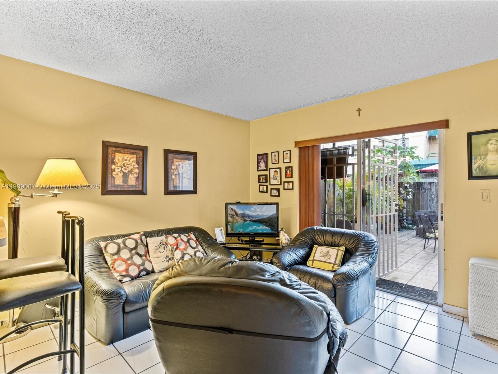 Real estate property located at 11840 18th Ter #94, Miami-dade, Les Chateaux At Int Garde, Miami, FL