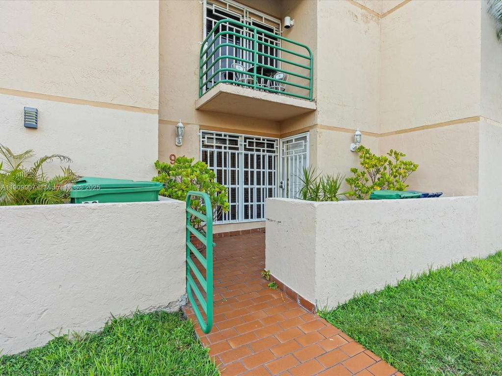 Real estate property located at 11840 18th Ter #94, Miami-dade, Les Chateaux At Int Garde, Miami, FL