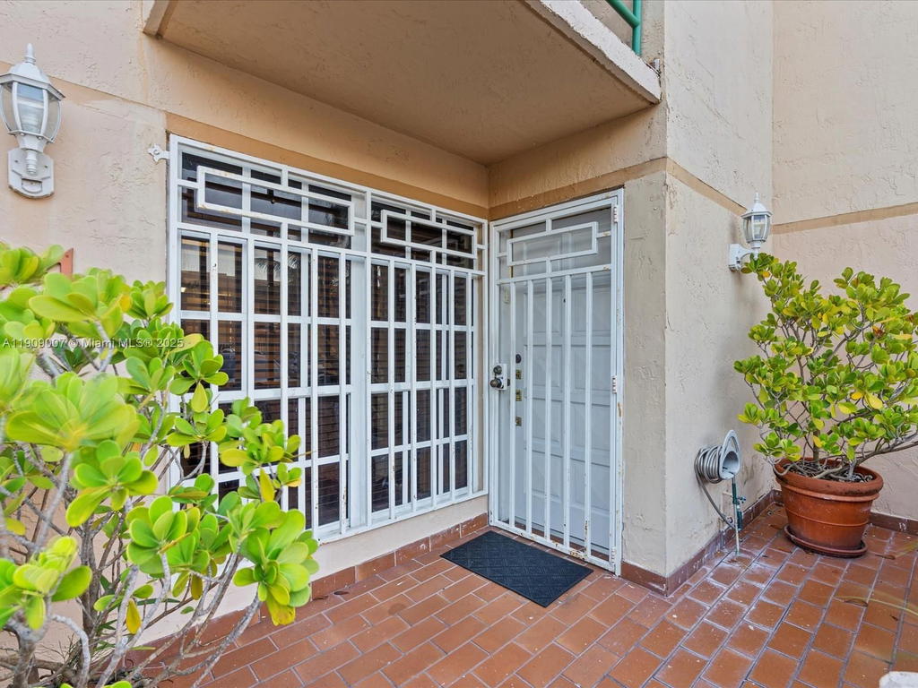 Real estate property located at 11840 18th Ter #94, Miami-dade, Les Chateaux At Int Garde, Miami, FL