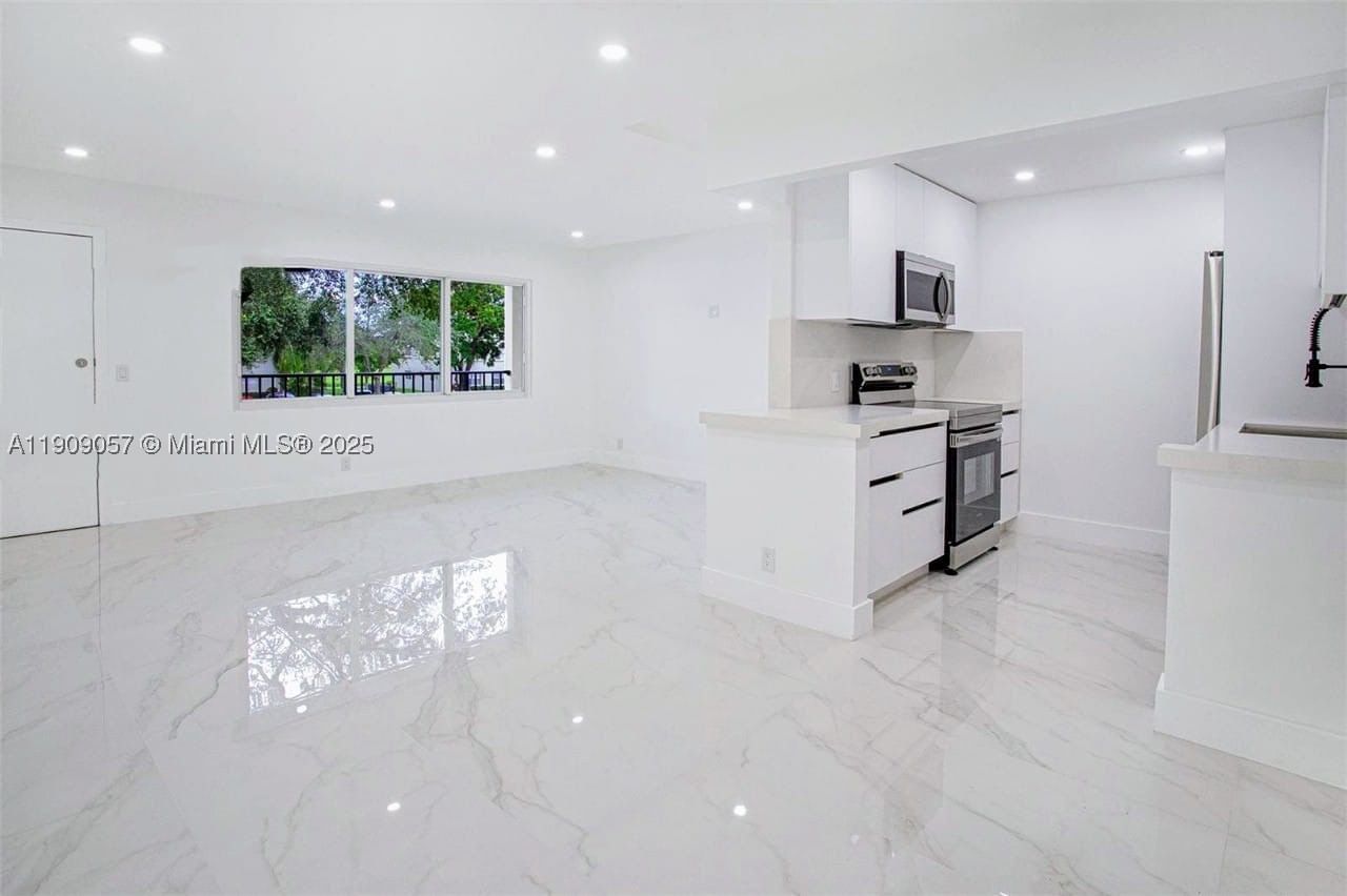 Real estate property located at 13250 7th Ct #204L, Broward, Kingsley At Century Villa, Pembroke Pines, FL