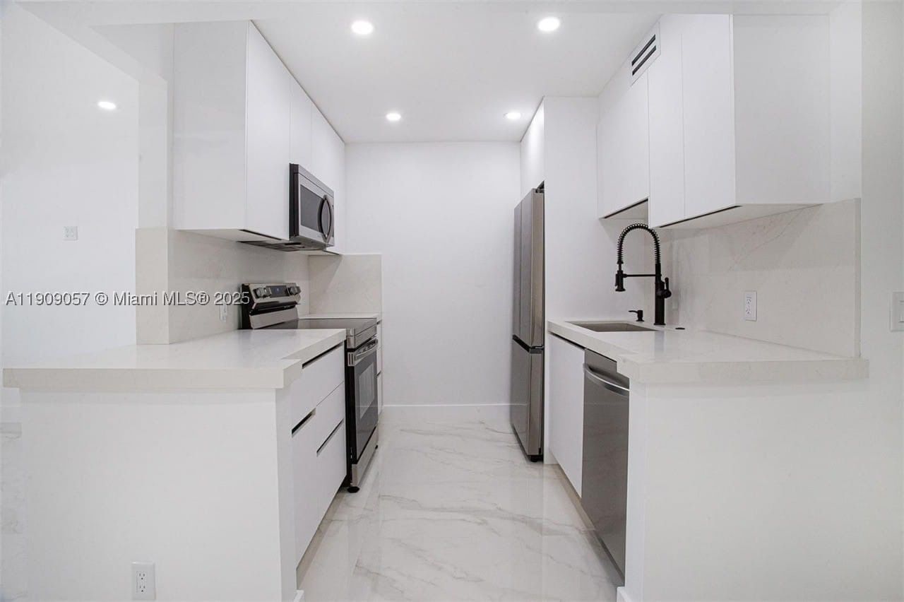 Real estate property located at 13250 7th Ct #204L, Broward, Kingsley At Century Villa, Pembroke Pines, FL