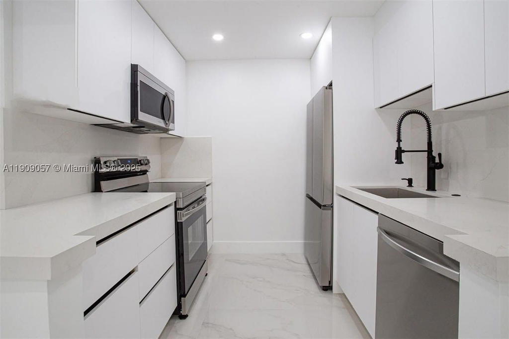 Real estate property located at 13250 7th Ct #204L, Broward, Kingsley At Century Villa, Pembroke Pines, FL