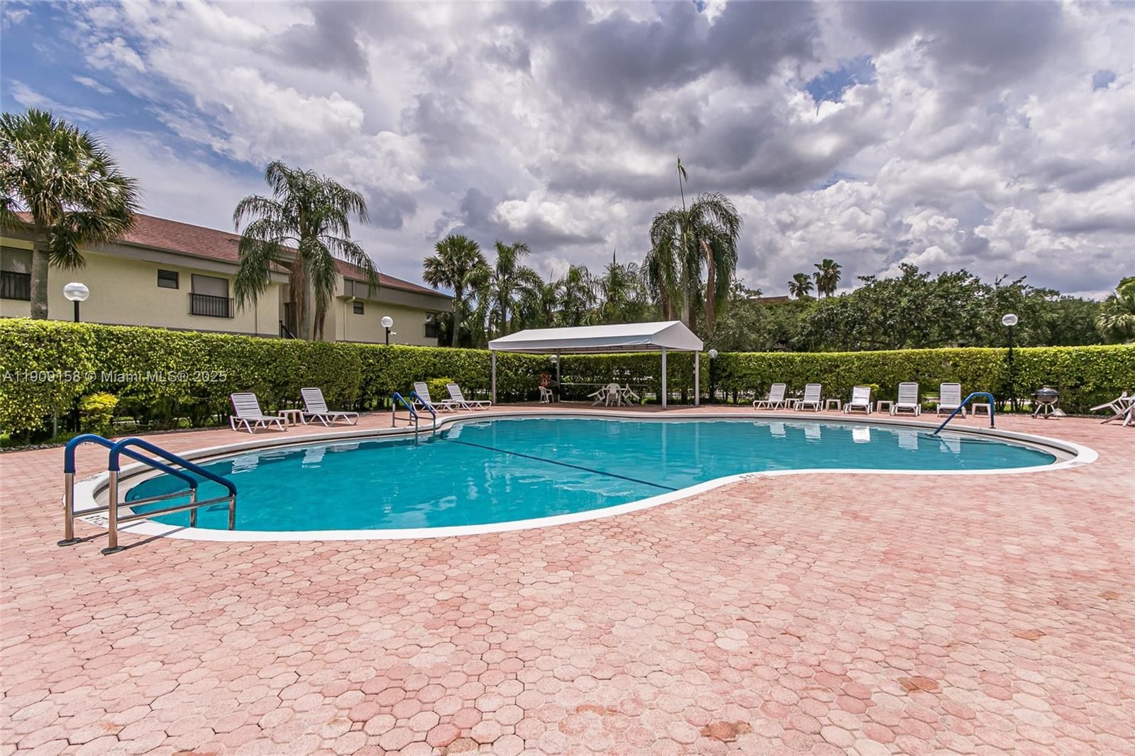 Real estate property located at 2880 Carambola Cir S #2071, Broward, Applewood Village Iv-e Co, Coconut Creek, FL