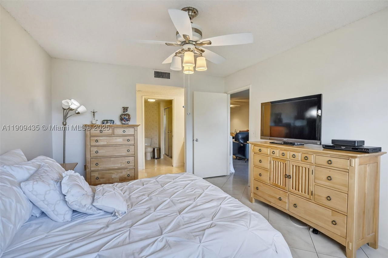 Real estate property located at 13105 16TH CT #407L, Broward, Ivanhoe East At Century V, Pembroke Pines, FL