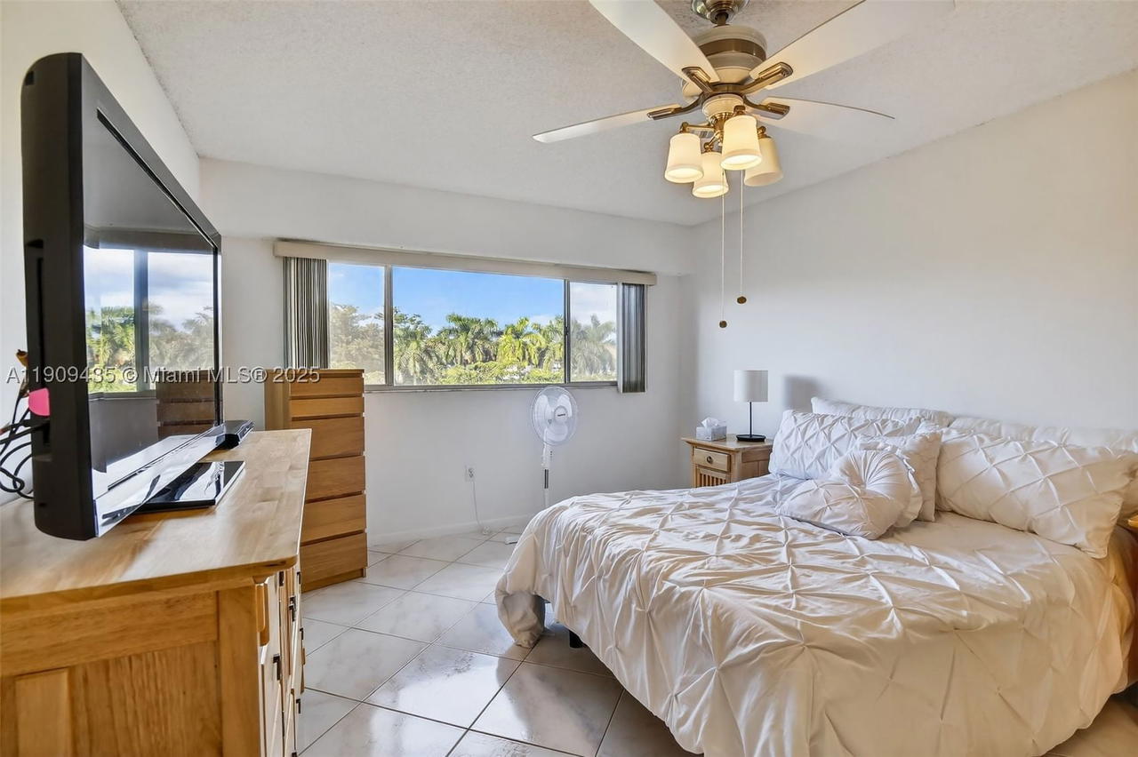 Real estate property located at 13105 16TH CT #407L, Broward, Ivanhoe East At Century V, Pembroke Pines, FL