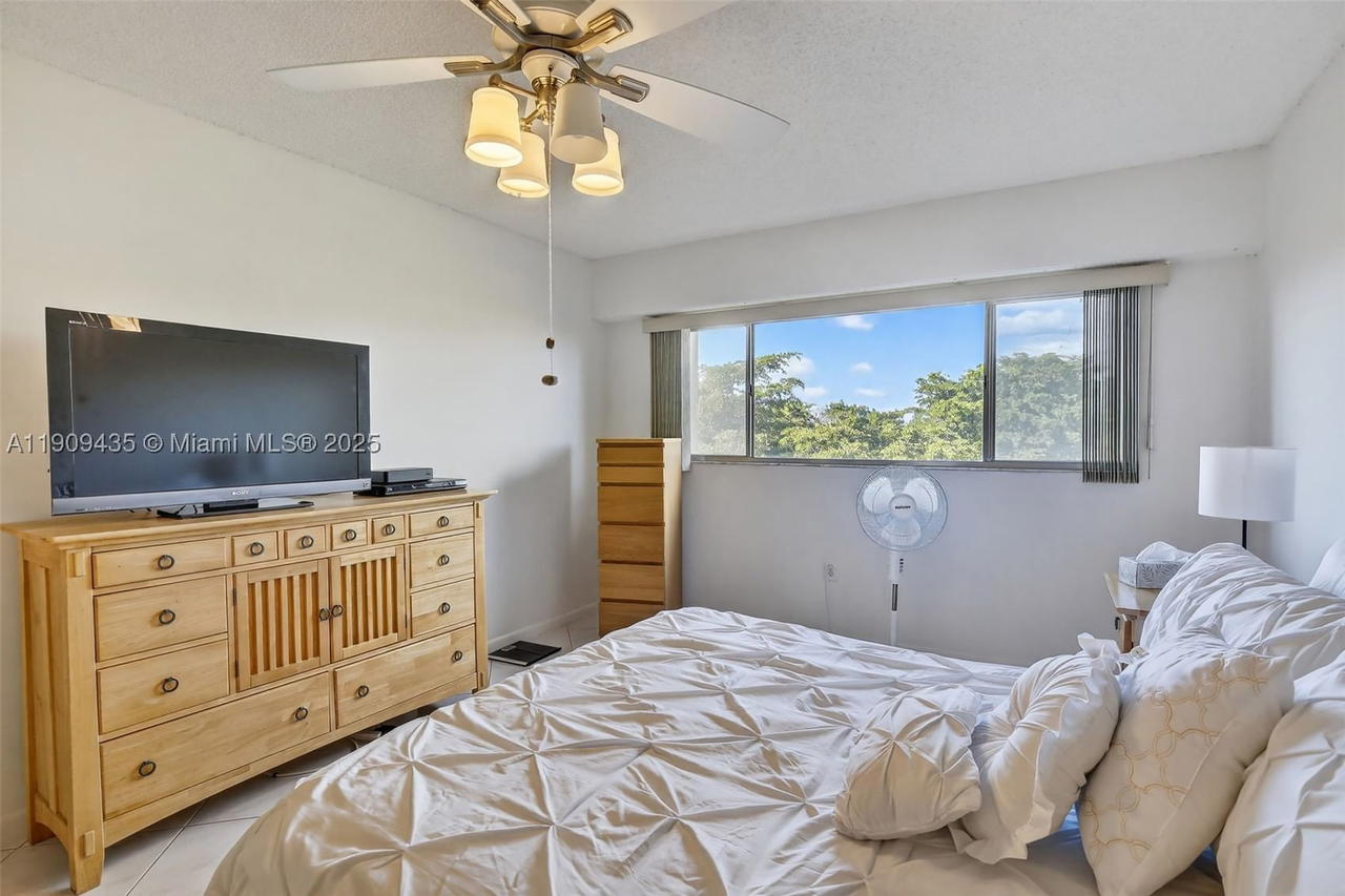 Real estate property located at 13105 16TH CT #407L, Broward, Ivanhoe East At Century V, Pembroke Pines, FL