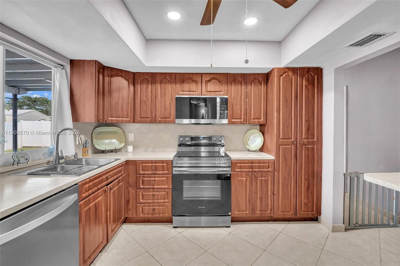 Real estate property located at 7751 6th Ct, Broward, Boulevard Heights Sec 11, Pembroke Pines, FL