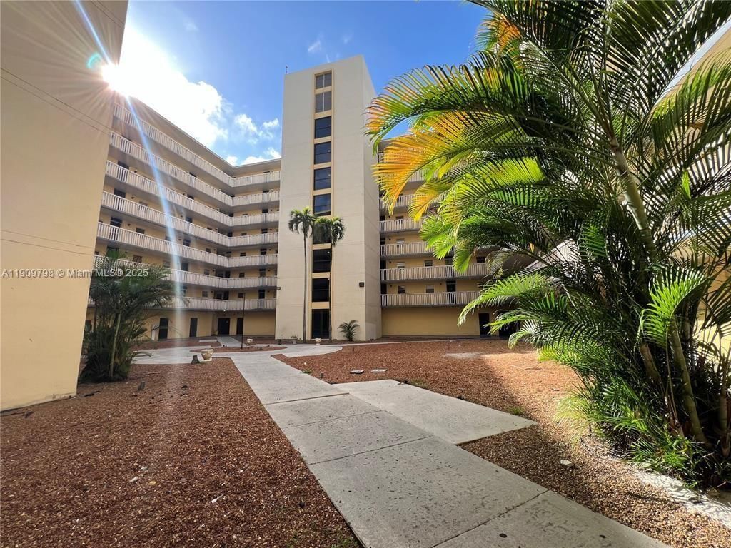 Real estate property located at 15600 7th Ave #301, Miami-dade, Parkway Towers Bldg 1 Con, Miami, FL
