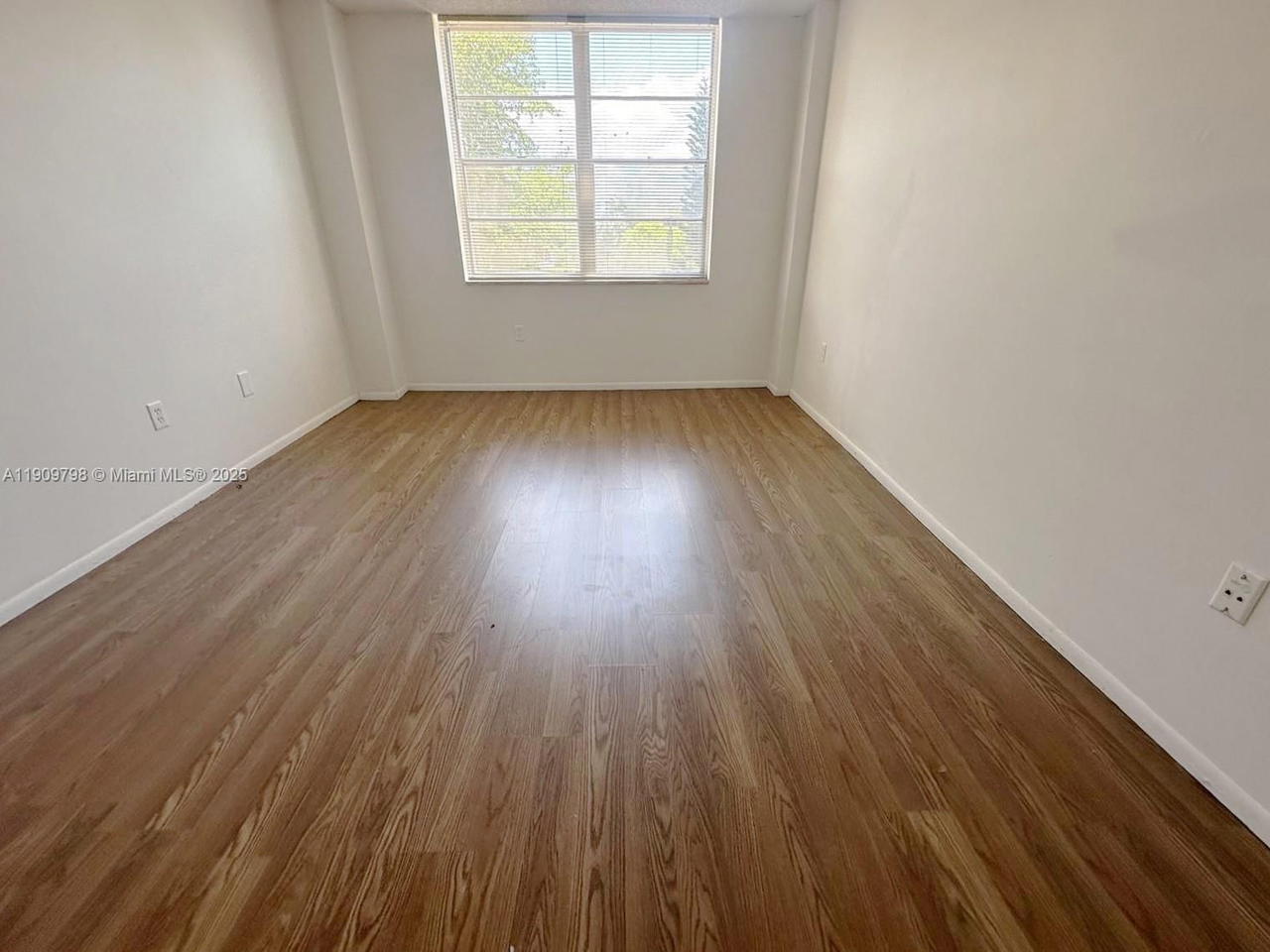 Real estate property located at 15600 7th Ave #301, Miami-dade, Parkway Towers Bldg 1 Con, Miami, FL