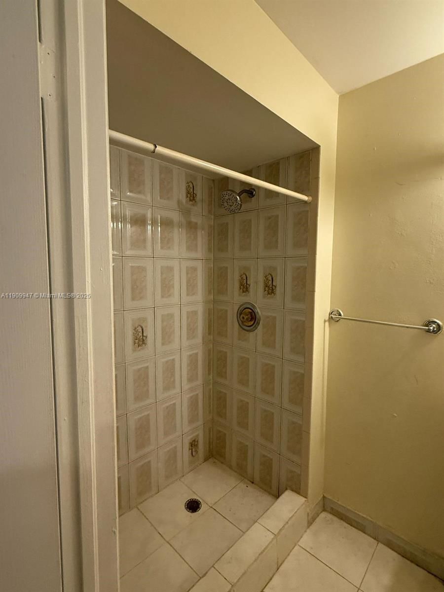 Real estate property located at 438 210th Cir Ter #202-4B, Miami-dade, Monterey Village-two Cond, Miami, FL