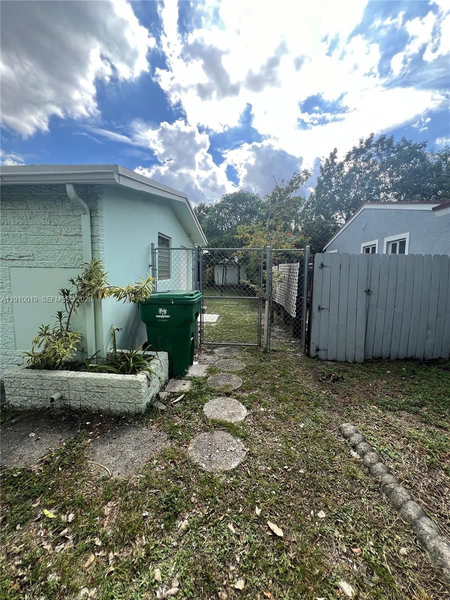 Real estate property located at 6200 19th St, Broward, Welwyn Manor, Miramar, FL