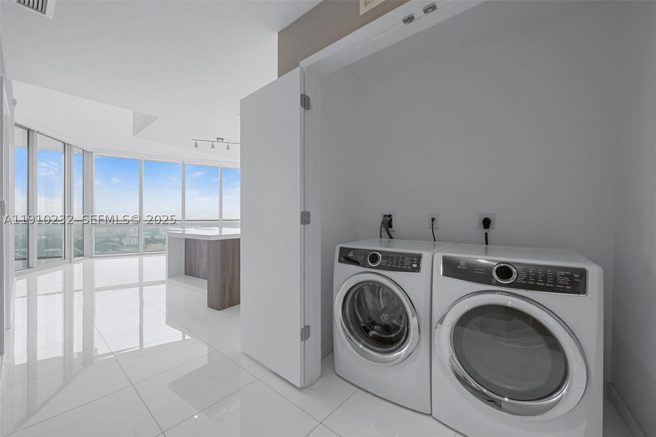 Real estate property located at 851 1st Ave #4204, Miami-dade, Paramount Miami Worldcent, Miami, FL