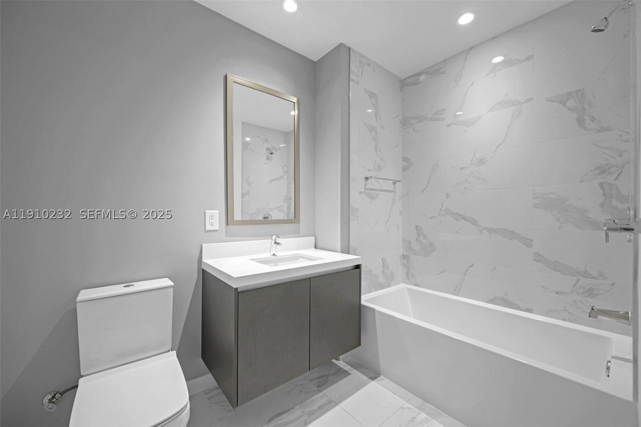 Real estate property located at 851 1st Ave #4204, Miami-dade, Paramount Miami Worldcent, Miami, FL