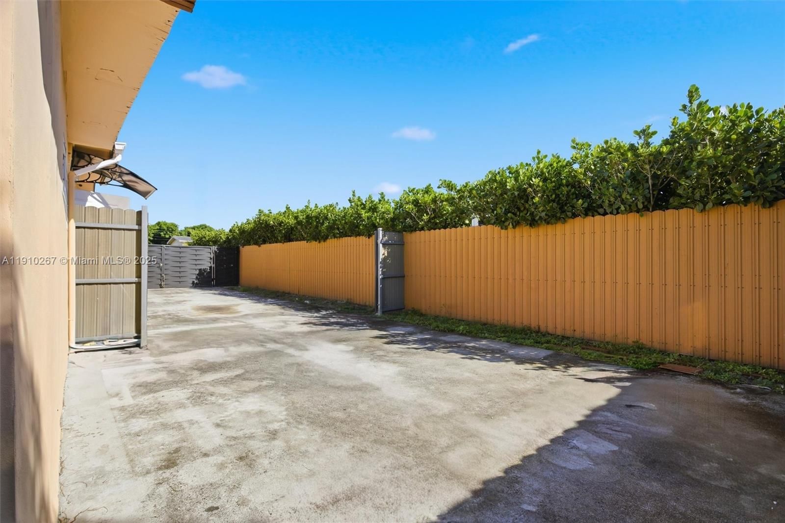 Real estate property located at 4260 169th Ter, Miami-dade, Venetian Development Sub-, Miami Gardens, FL