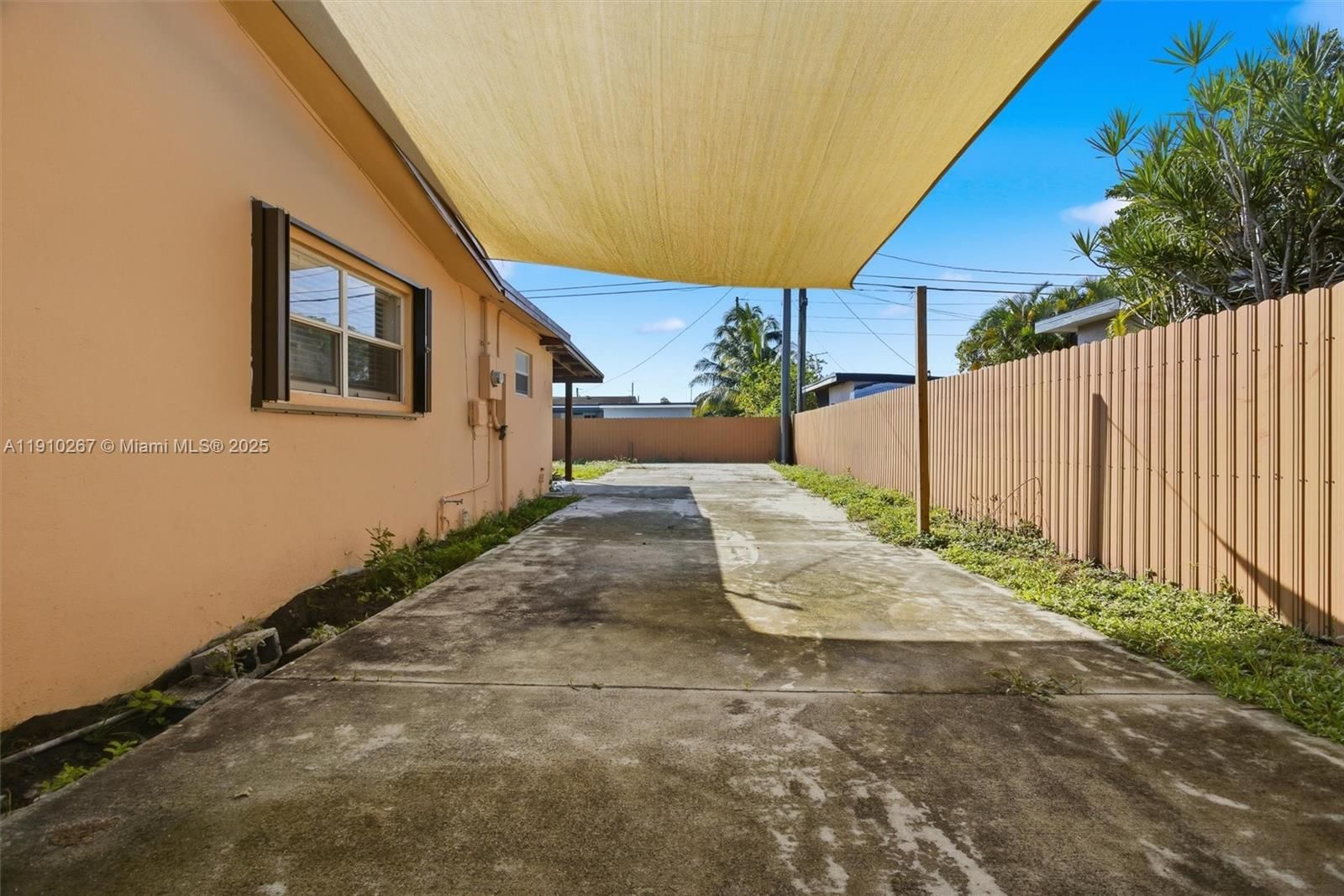 Real estate property located at 4260 169th Ter, Miami-dade, Venetian Development Sub-, Miami Gardens, FL