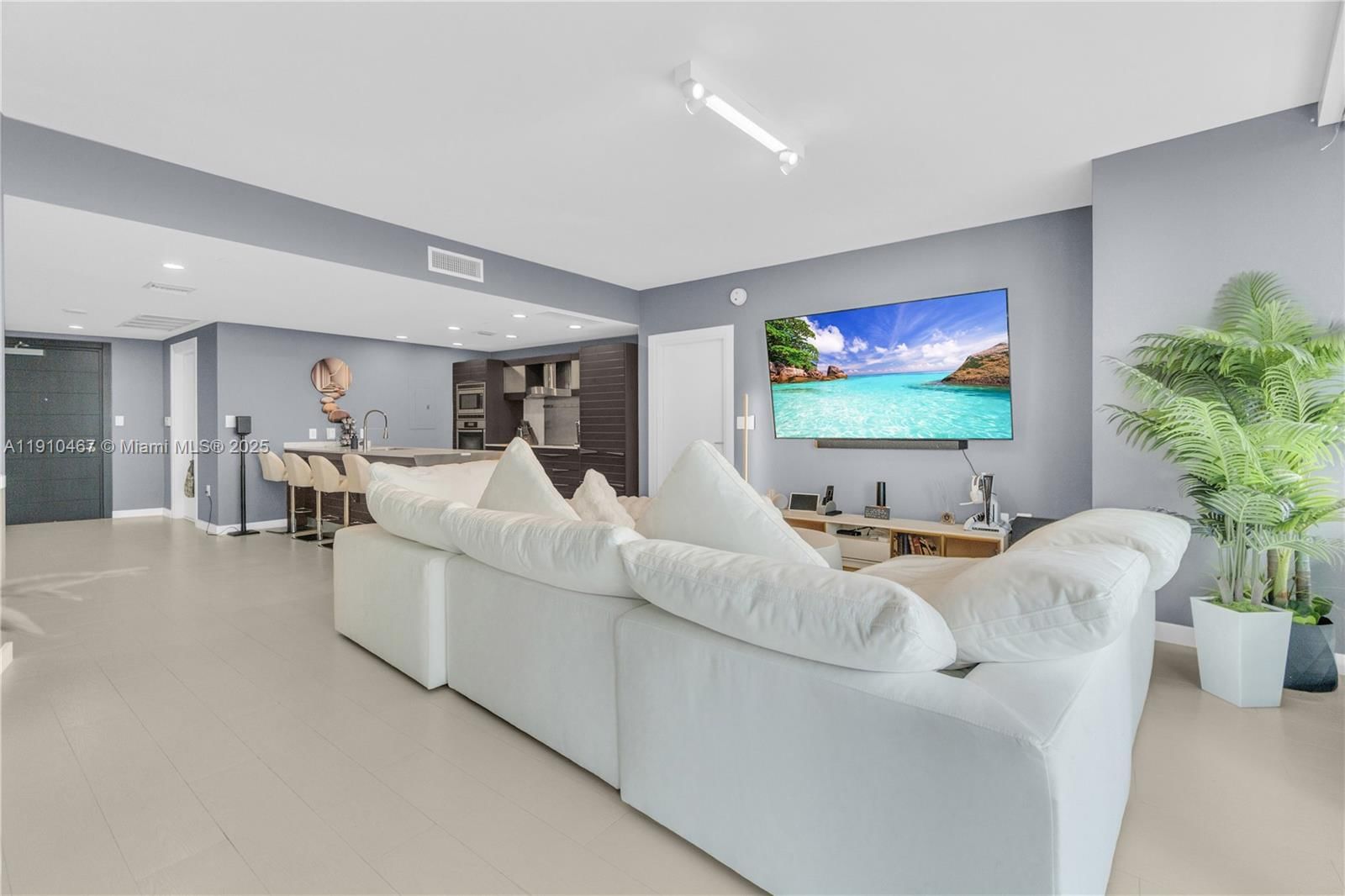 Real estate property located at 200 Biscayne Boulevard Way #3907, Miami-dade, Epic West Condo, Miami, FL